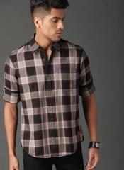 Roadster Black & Beige Regular Fit Checked Casual Shirt men