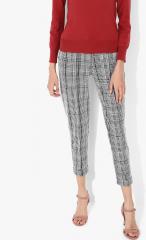 Vero Moda Black Printed Regular Fit Chinos women